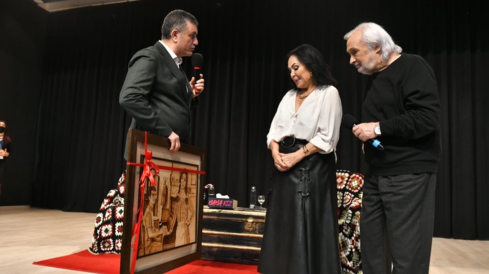 T&uuml;rkan Şoray ve M&uuml;jdat Gezen&rsquo;in 62. sanat yılları Esenyurt&rsquo;ta kutlandı