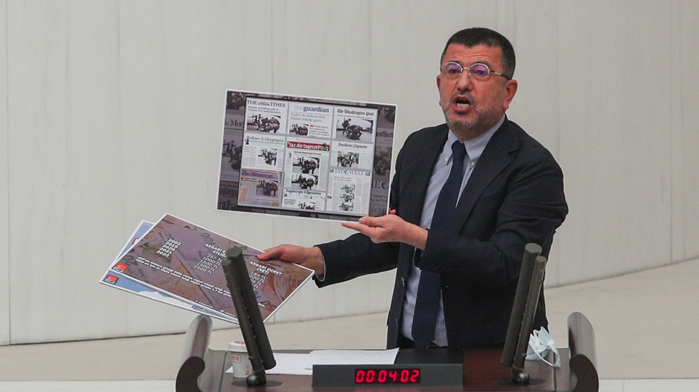 Ağbaba:&nbsp;&ldquo;Hayaller d&uuml;nya lideri, ger&ccedil;ekler kağıt havluya vergi indirimi a&ccedil;ıklayan lider!&rdquo;