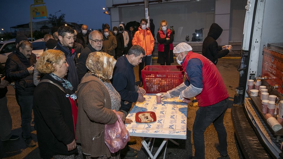 &lsquo;1 ekmek 1 &ccedil;orba&rsquo; projesi binlerce vatandaşın i&ccedil;ini ısıtıyor