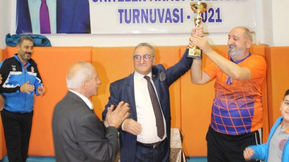 62 yaşında olmasına rağmen Kapalı by-pass sonrası voleybol oynuyor