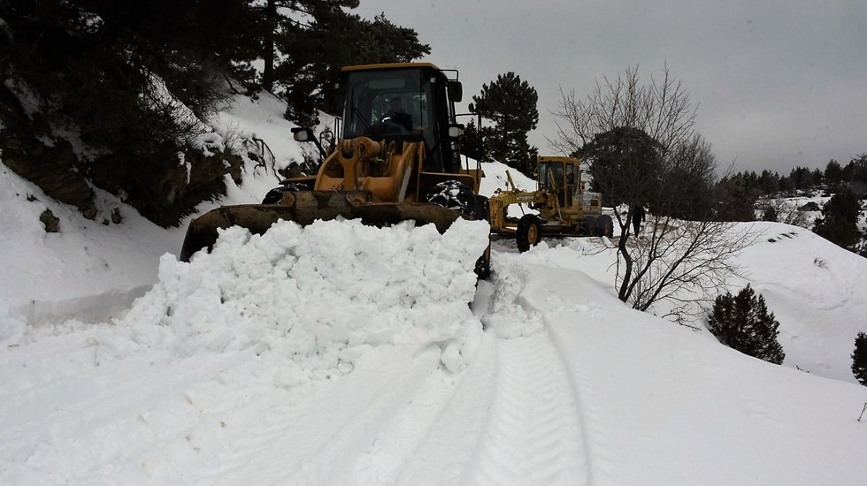 Antalya&rsquo;nın y&uuml;ksek kesimlerinde karla m&uuml;cadele &ccedil;alışmaları&hellip;