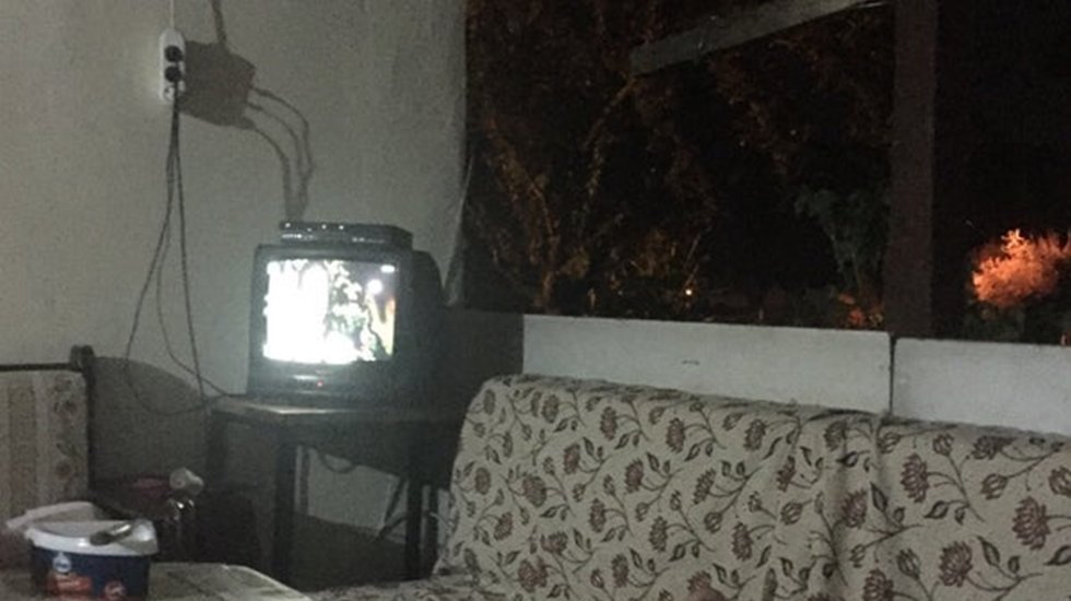 Artık televizyon ışığında oturuyoruz...