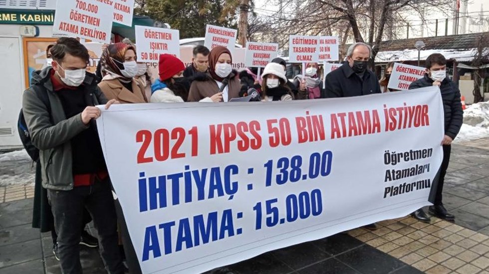 Atanmayan &ouml;ğretmenlerden eylem: "Okuduk okuduk, okutamadık"