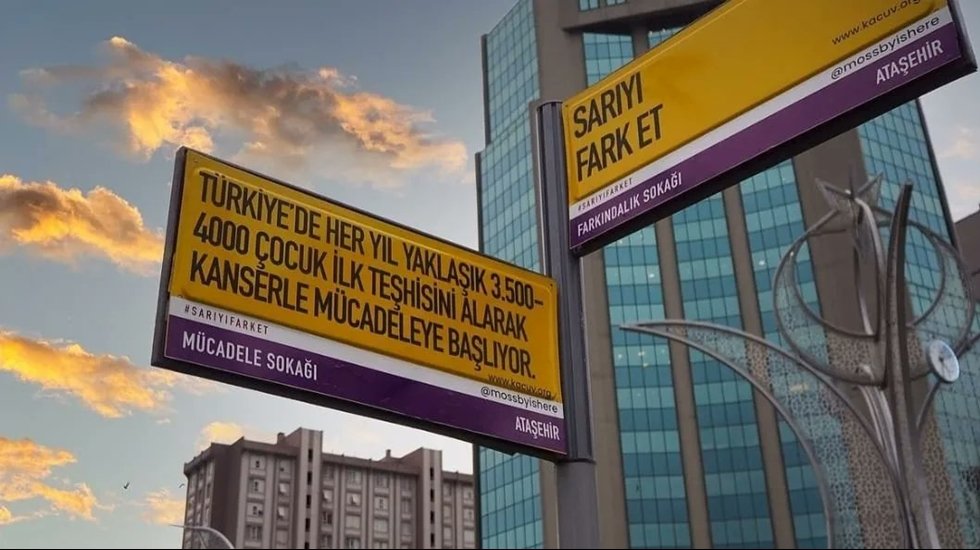 Ataşehir’de sokak tabelaları, sarıya çevrildi