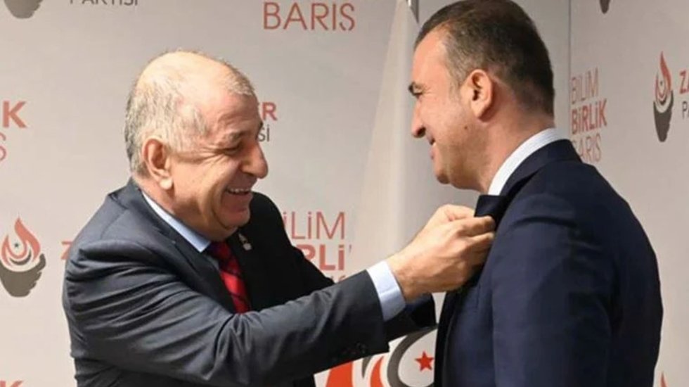 Babacan SMS ile kovdu, &Uuml;mit &Ouml;zdağ rozet taktı!