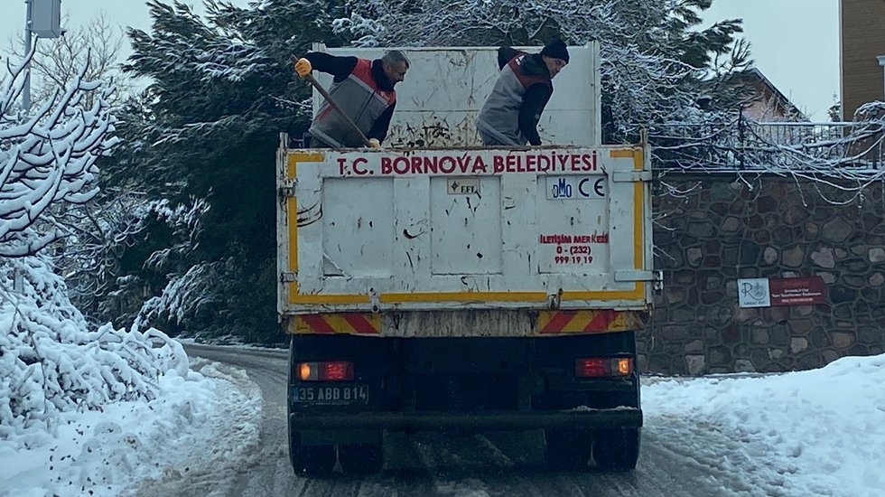 Bornova&rsquo;da kar alarmı: Belediye ekipleri gece boyu &ccedil;alıştı&hellip;