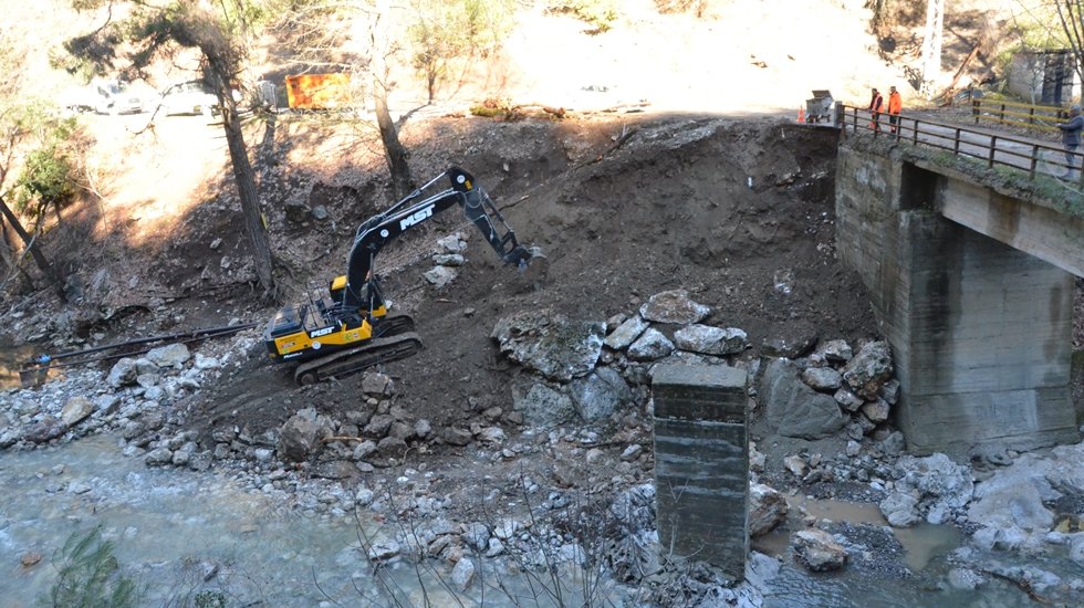 B&uuml;y&uuml;kşehir&rsquo;den aşırı yağışlar nedeniyle hasar g&ouml;ren k&ouml;pr&uuml;ye g&uuml;&ccedil;lendirme...