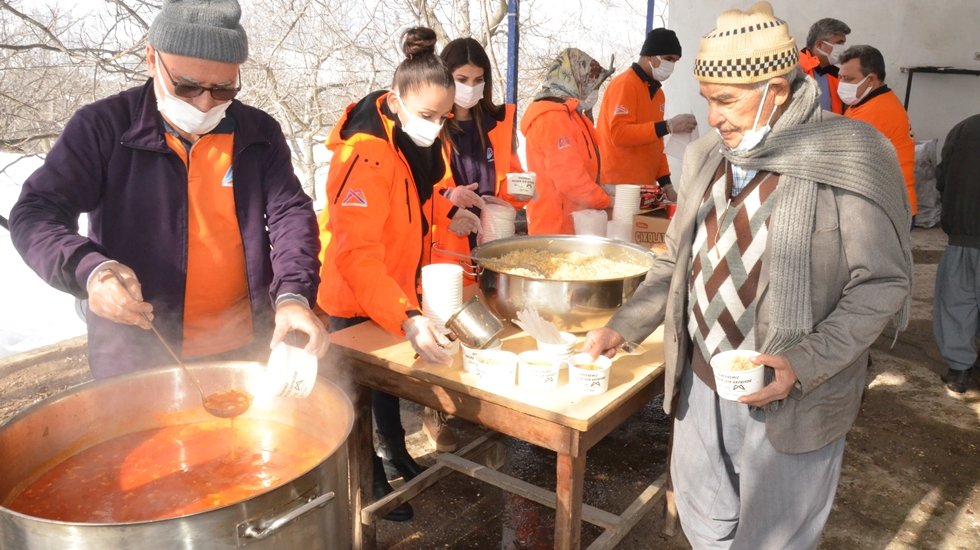 B&uuml;y&uuml;kşehir&rsquo;den karla kaplı mahallede vatandaşlara sıcak yemek