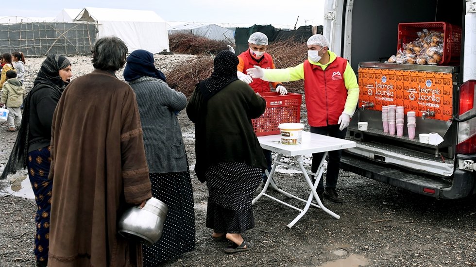 B&uuml;y&uuml;kşehir&rsquo;den mevsimlik tarım iş&ccedil;ilerine &ccedil;orba, &ccedil;ocuklara s&uuml;t ikramı