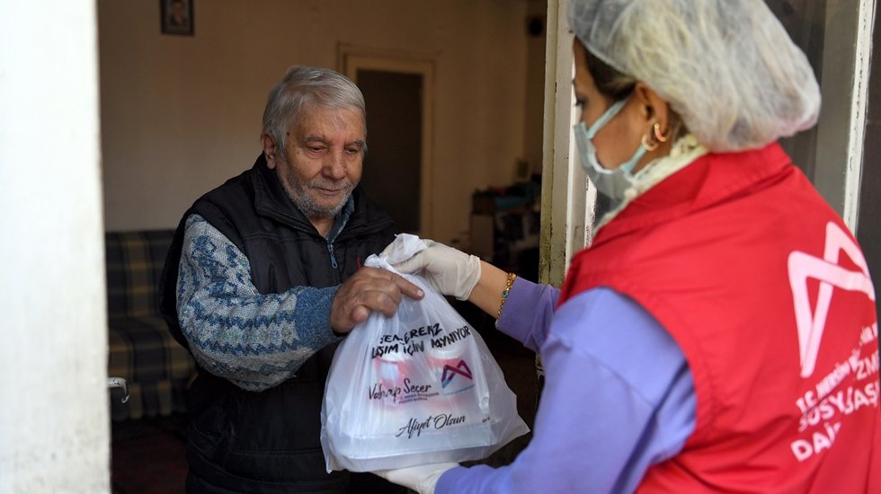 B&uuml;y&uuml;kşehir&rsquo;in pandemide yemek dağıtımı 2 milyon pakete ulaştı