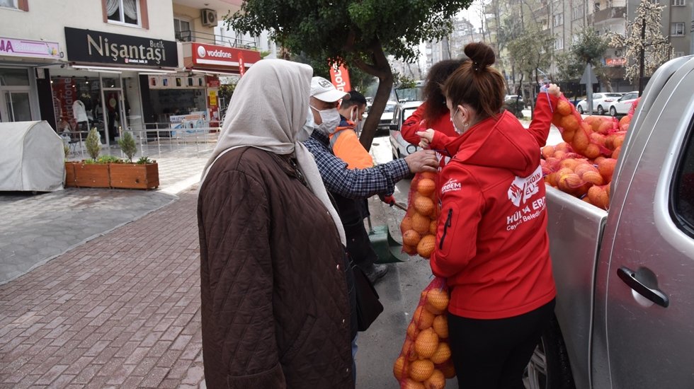 Ceyhan Belediyesi vatandaşa tonlarca limon dağıttı
