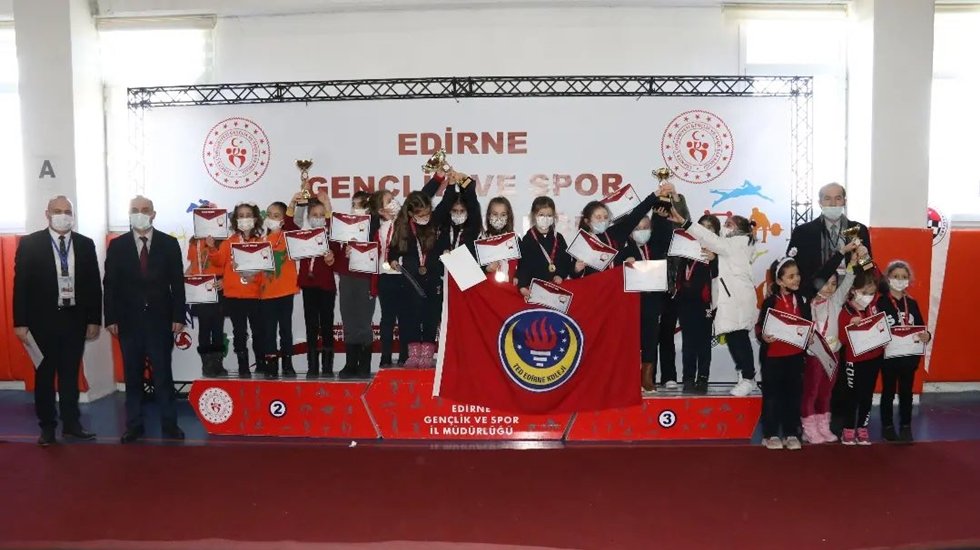 Edirne&rsquo;de satran&ccedil; takımlarından kıyasıya m&uuml;cadele...