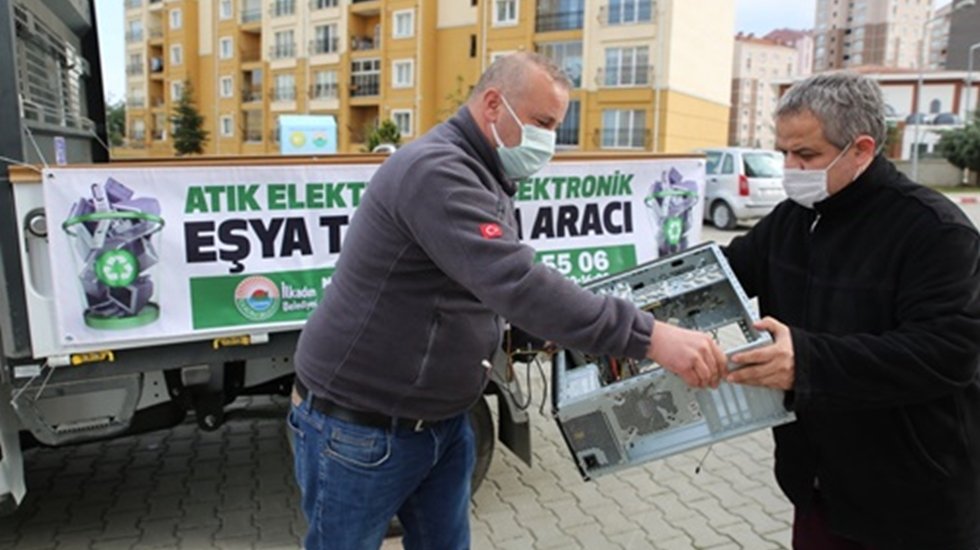 Elektronik atıkları bir telefonu ile kapıdan alan hizmet İlkadım&rsquo;da