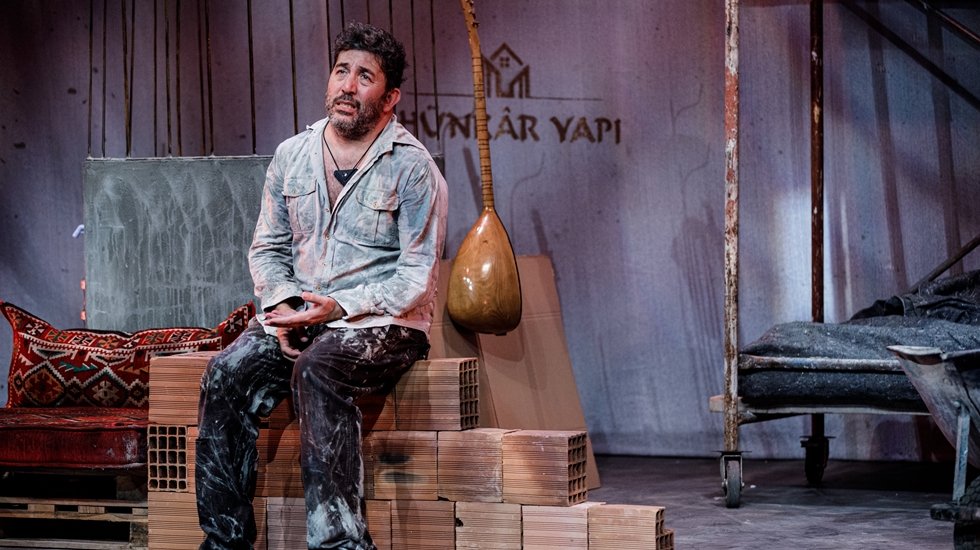 Emre Kınay, Yeni Oyunu&ldquo;Irgat&rdquo; İle Kadık&ouml;y Halk Eğitim Merkezi Sahnesinde!