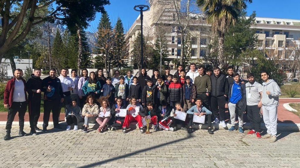 Esenyurt’un başarılı çocukları madalyalara doymuyor