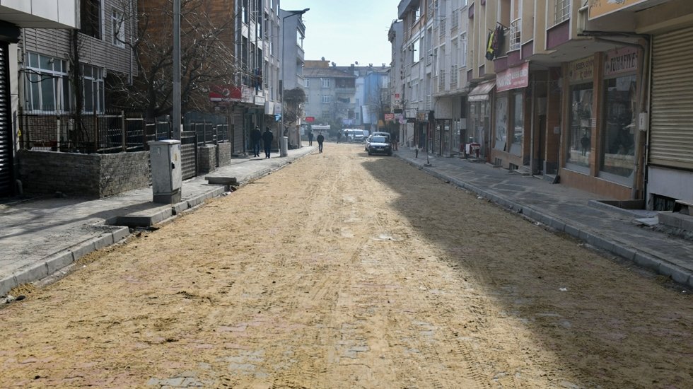 Esenyurtluların ara&ccedil;larını park etmesi i&ccedil;in alan oluşturarak sokakları yeniliyor