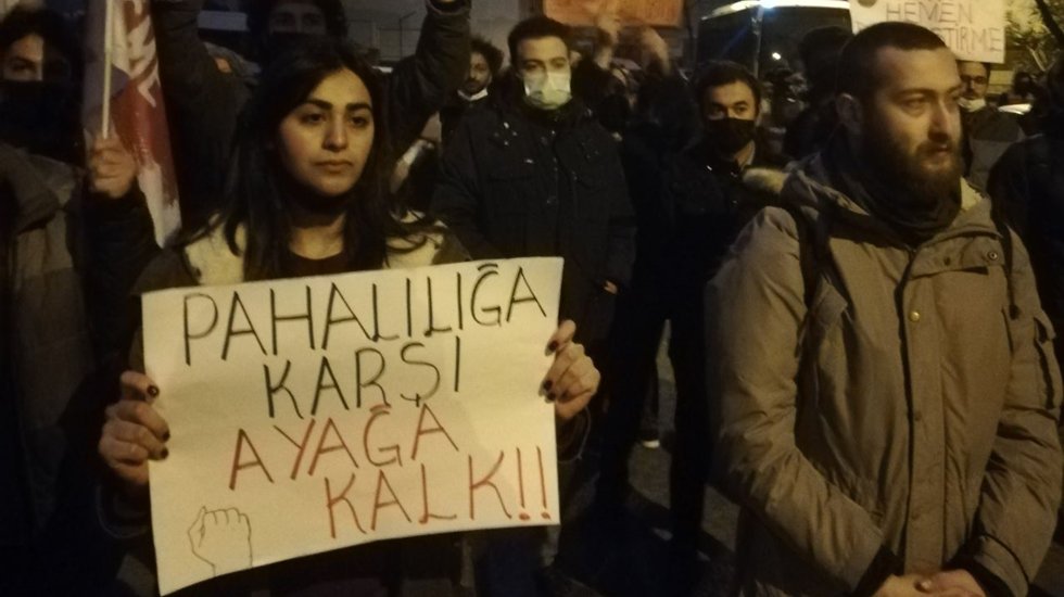 Halk y&uuml;ksek gelen faturalara karşı &uuml;lkenin d&ouml;rt bir yanında sokakta!