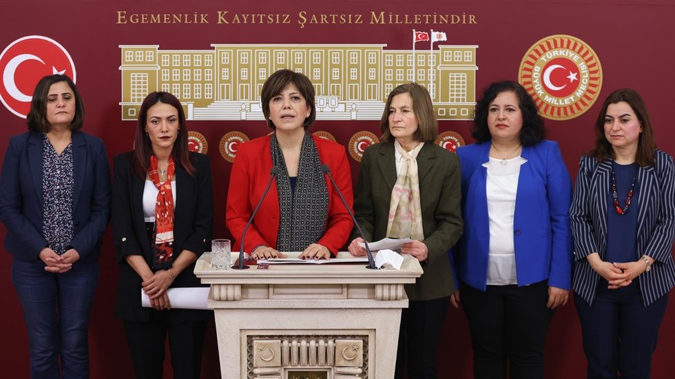 HDP&rsquo;li Kadın Milletvekilleri EŞİK ile Meclis'te basın toplantısı d&uuml;zenledi