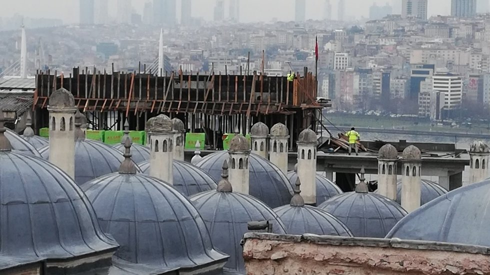AKP ve MHP’lilerin oyuyla Süleymaniye Camisi’nin siluetini bozan yurt inşaatına onay çıktı