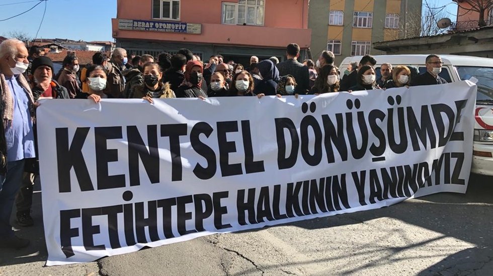 İstanbul’un merkezinde binaların kapılarını, pencerelerini sökerek zorla boşaltıyorlar