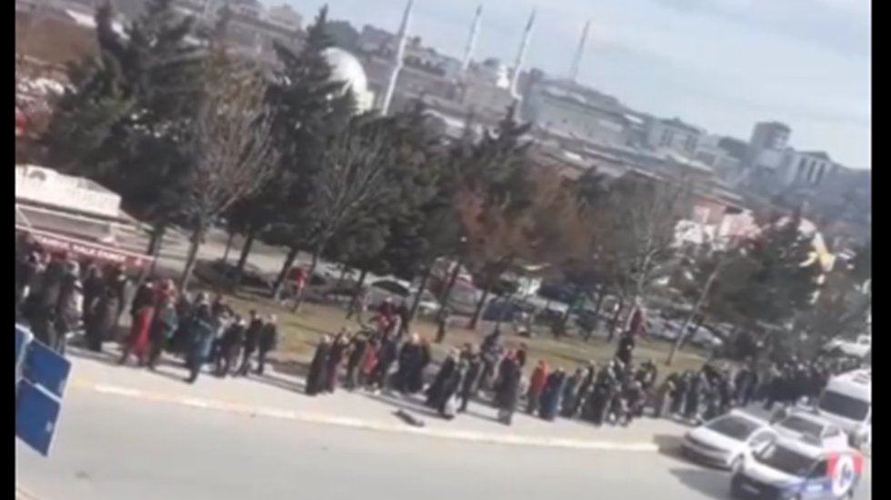 İşte metrelerce &lsquo;ucuz ekmek&rsquo; kuyruğu&hellip;