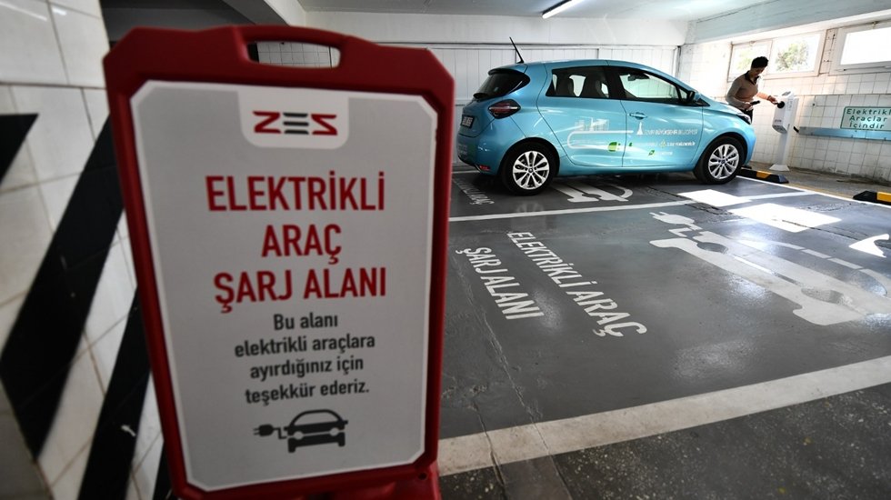 İzmir&rsquo;de elektrikli ara&ccedil;lar i&ccedil;in şarj istasyonu sayısı artıyor