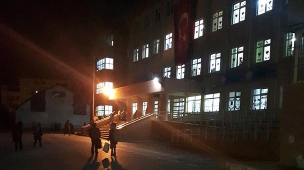 K&ouml;r karanlıkta okula giden &ouml;ğrenciler de aileleri de son derece tedirgin!