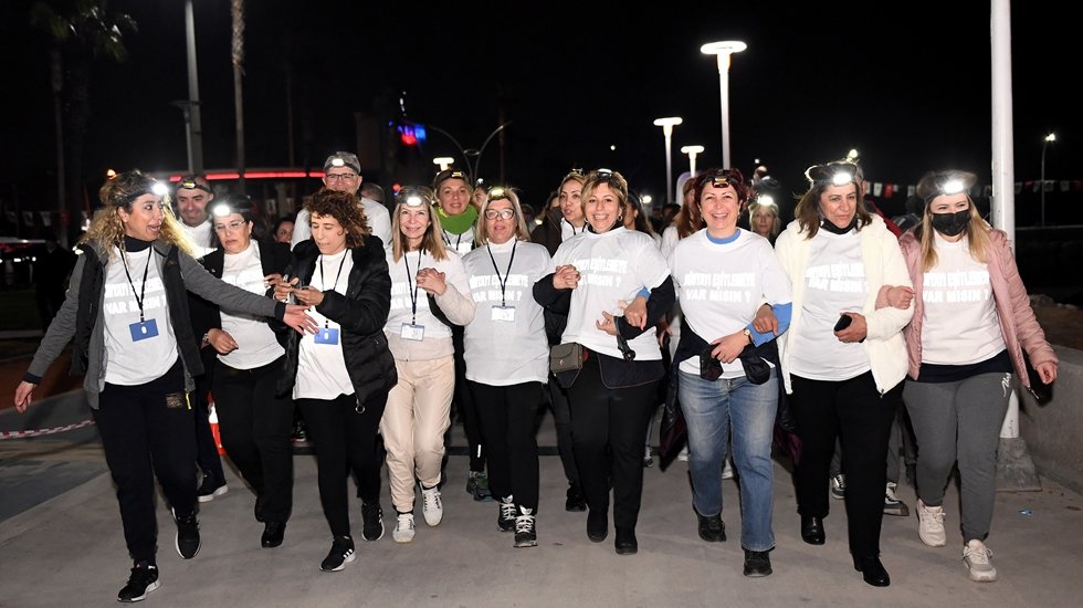 Mersinli kadınlar 8 Mart &ouml;ncesi gece koşusunda buluştu