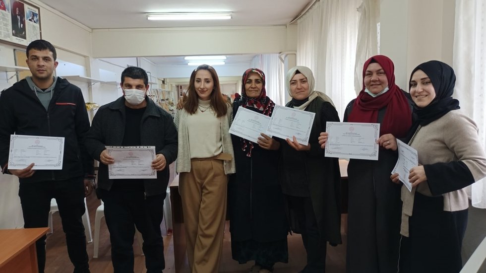Okuma yazma öğrenen kursiyerler diplomalarını aldı