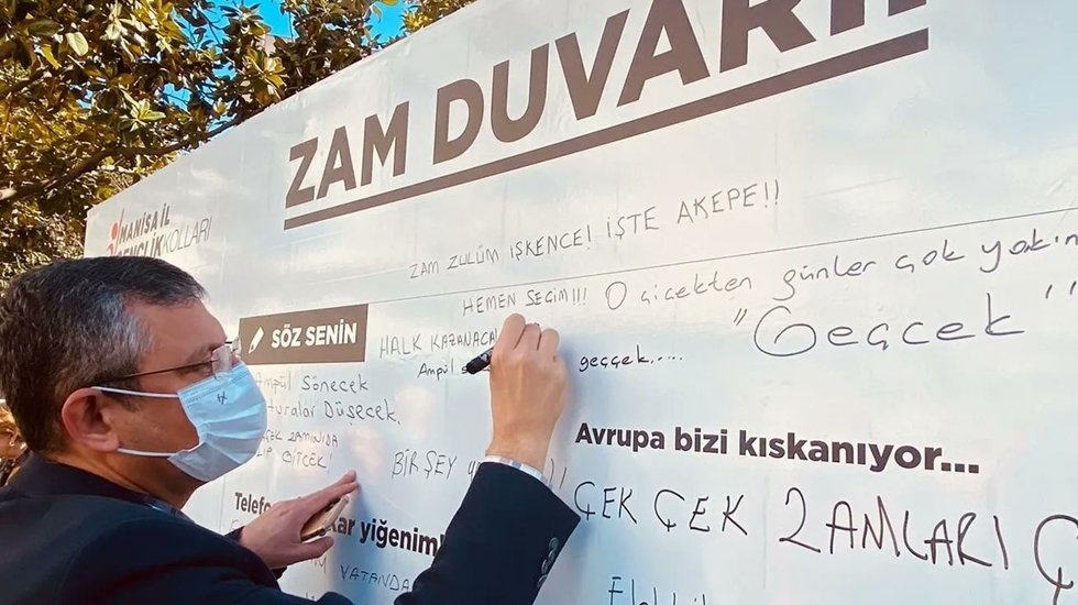 &Ouml;zg&uuml;r &Ouml;zel, 'Zam Duvarı'na 'Amp&uuml;l s&ouml;necek acılar ge&ccedil;&ccedil;ek' yazdı