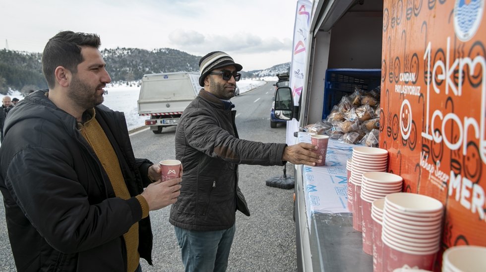 Soğuk havada vatandaşın i&ccedil;i &ccedil;orba ve kaynarla ısındı