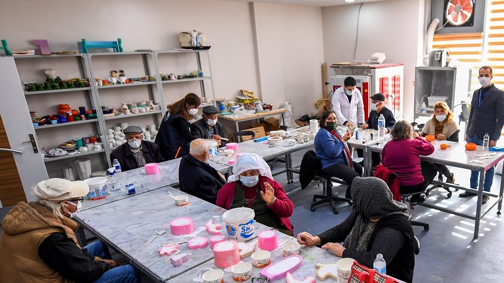 Yaşlı yurttaşlar evden &ccedil;ıkıp at&ouml;lyede sosyalleşiyor