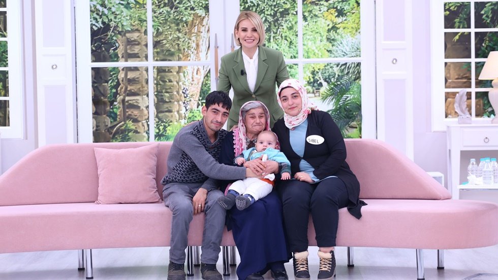 27 yıl sonra annesine kavuştu. 