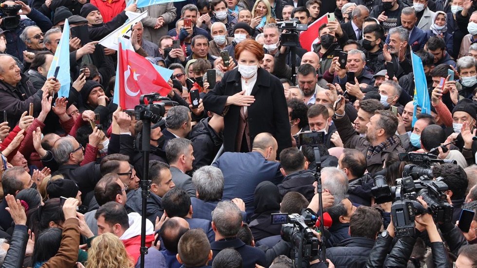 Akşener: &ldquo;Ger&ccedil;eklerle y&uuml;zleşmemek i&ccedil;in saraydan dışarı adım bile atamıyorlar&rdquo;