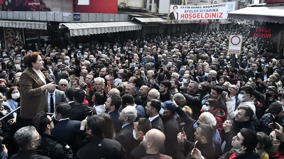 Akşener: &ldquo;Haram olsun, zıkkım olsun. 11 maaş alan m&uuml;d&uuml;rler var, senin &ccedil;ocuğun işsiz be!&rsquo;&rdquo;