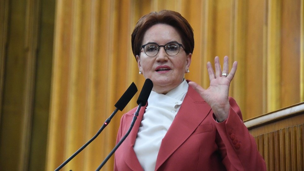 Akşener: "13 makam aracınız olmasına rağmen 'Yangın s&ouml;nd&uuml;rme u&ccedil;ağımız yok"