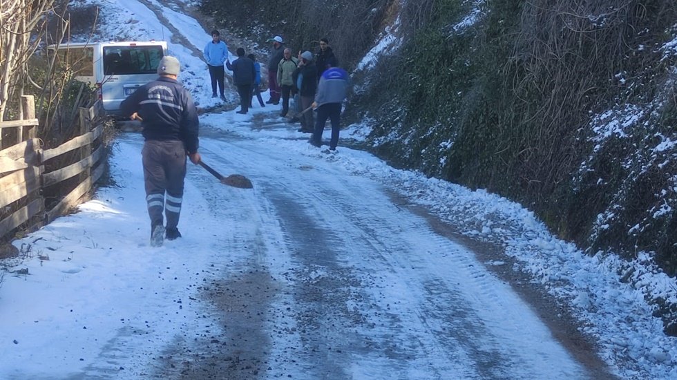 Alanya&rsquo;nın kırsal mahallelerinde yoğun kar m&uuml;cadelesi