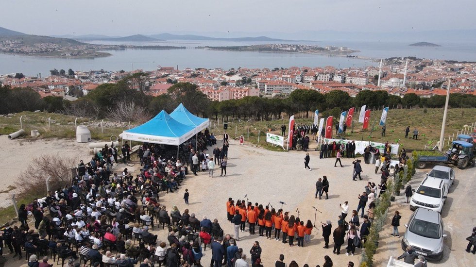 Ayvalık'ta 22 d&ouml;n&uuml;ml&uuml;k alana 2022 adet fidan dikildi