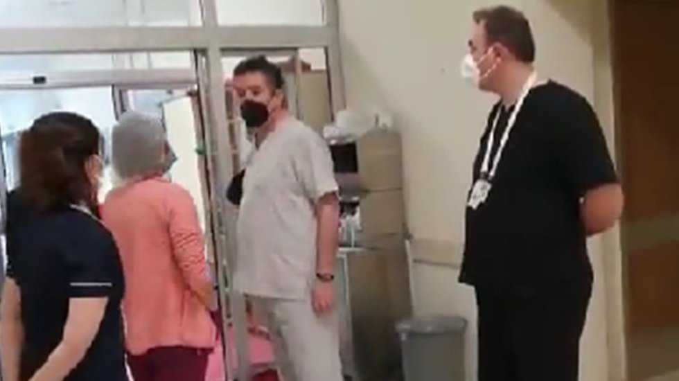 Bir başhekim meslektaşı olan hekimi g&uuml;venlik g&ouml;revlisi zoru ile tehdit edemez!