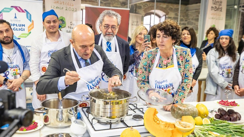 Başkan Soyer mutfakta da iyi &ccedil;ıktı