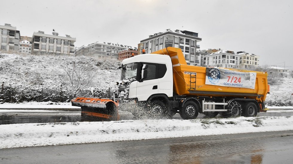 Beylikdüzü’nde karla mücadele 7/24 sürüyor