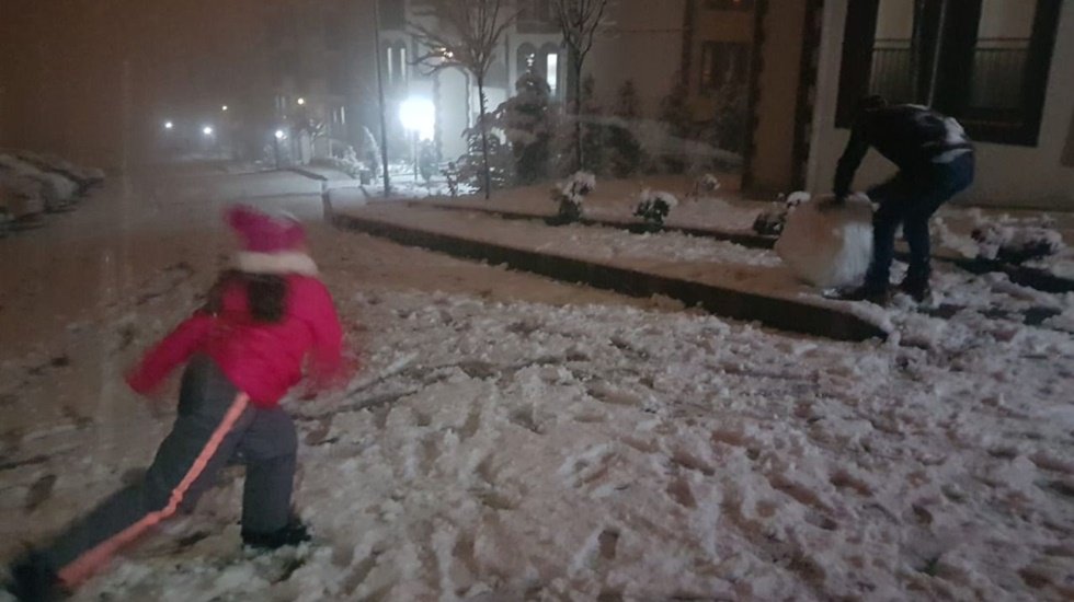 Bırakın çocuklar karla oynasınlar