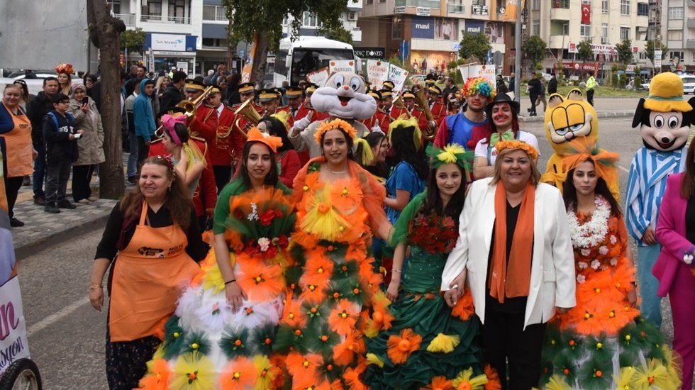 Ceyhan sokakları karnavalla renklendi