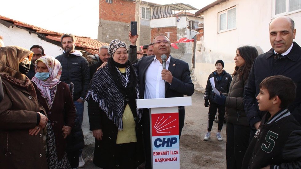 CHP&rsquo;li &Ouml;zcan Pur&ccedil;u, Romanlara CHP rozeti taktı
