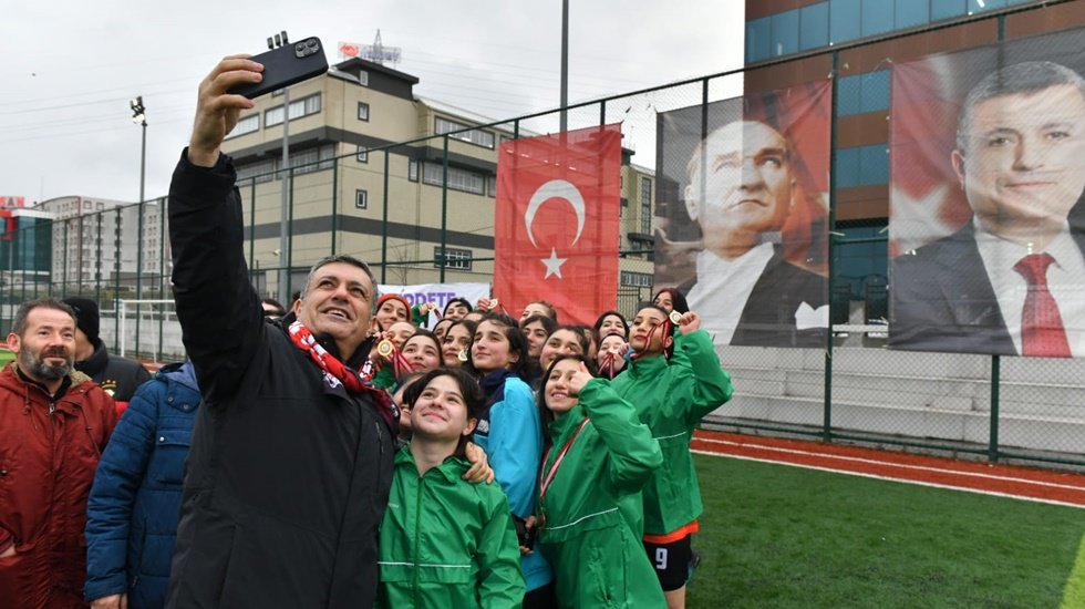 Dostluk maçında “Taktik Maktik Yok: Kadın Varsa Hayat Var”