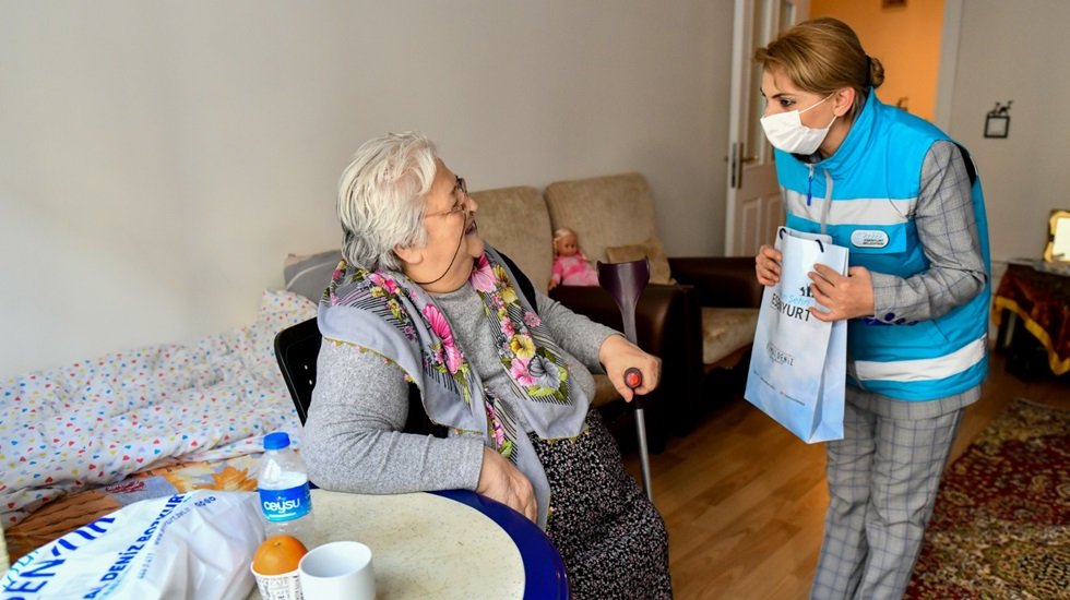 Esenyurt Belediyesi’nden yaşlı ve engelli vatandaşlara destek