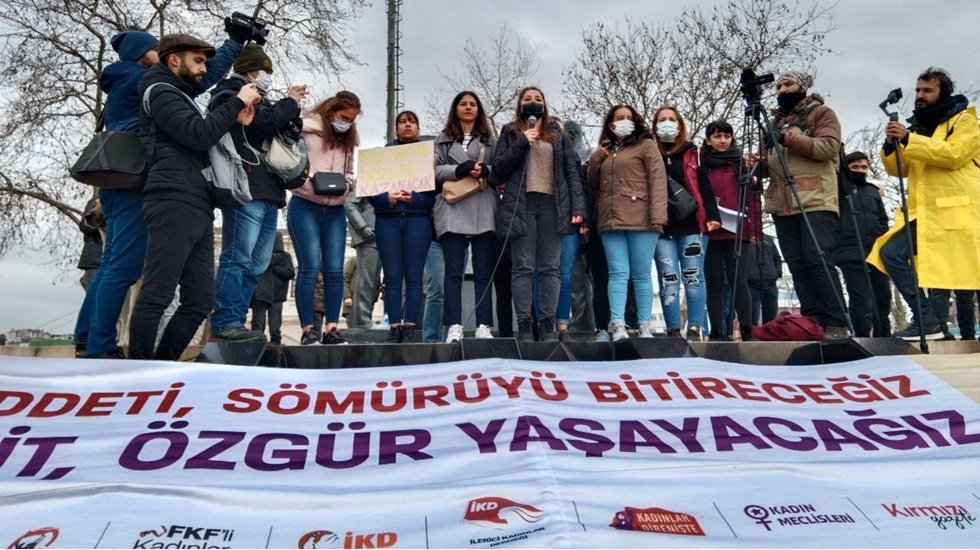Eşit, &ouml;zg&uuml;r yaşayacağız diyen y&uuml;zlerce kadın Kadık&ouml;y&rsquo;de buluştu