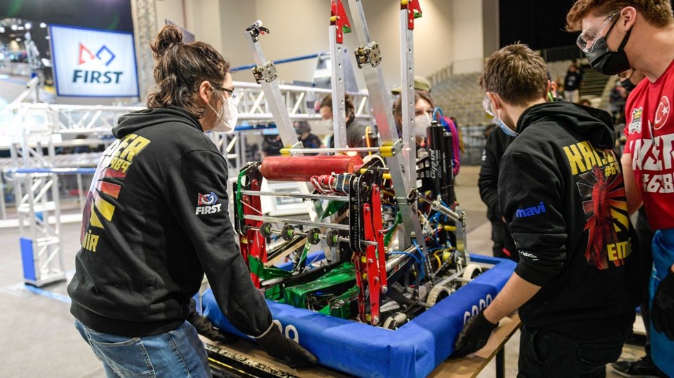 FIRST Robotics Competition, Avrupa’daki ilk etkinliğini İzmir’den başlattı. ..