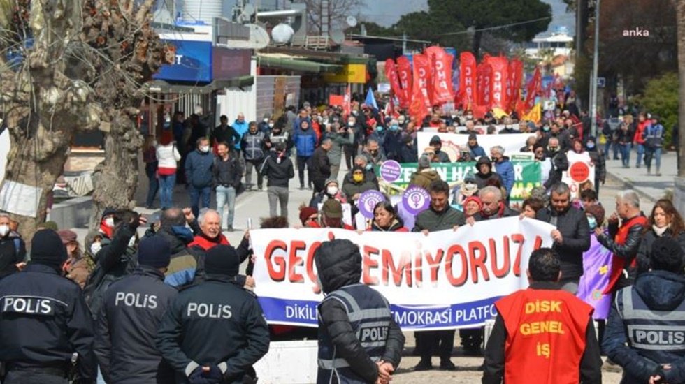 'Ge&ccedil;inemiyoruz' mitingi: "&Uuml;lkemiz, bir avu&ccedil; iktidar yandaşı tarafından soyuluyor"
