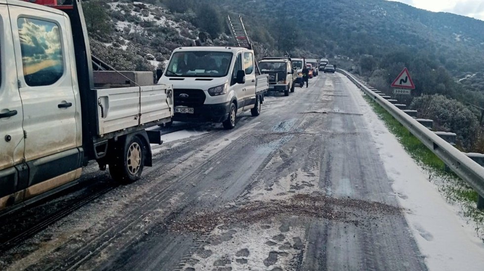 İzmir B&uuml;y&uuml;kşehir Belediyesi il genelinde kar ve buzlanmayla m&uuml;cadele ediyor